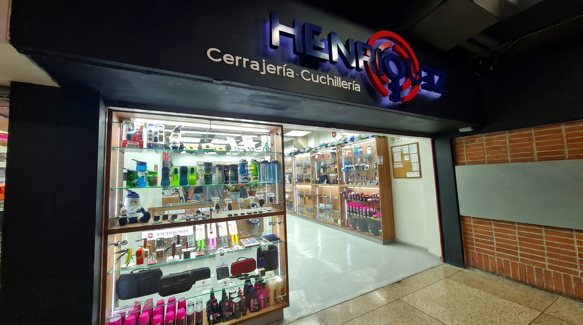 Fachada de la sede Unicentro El Marqués